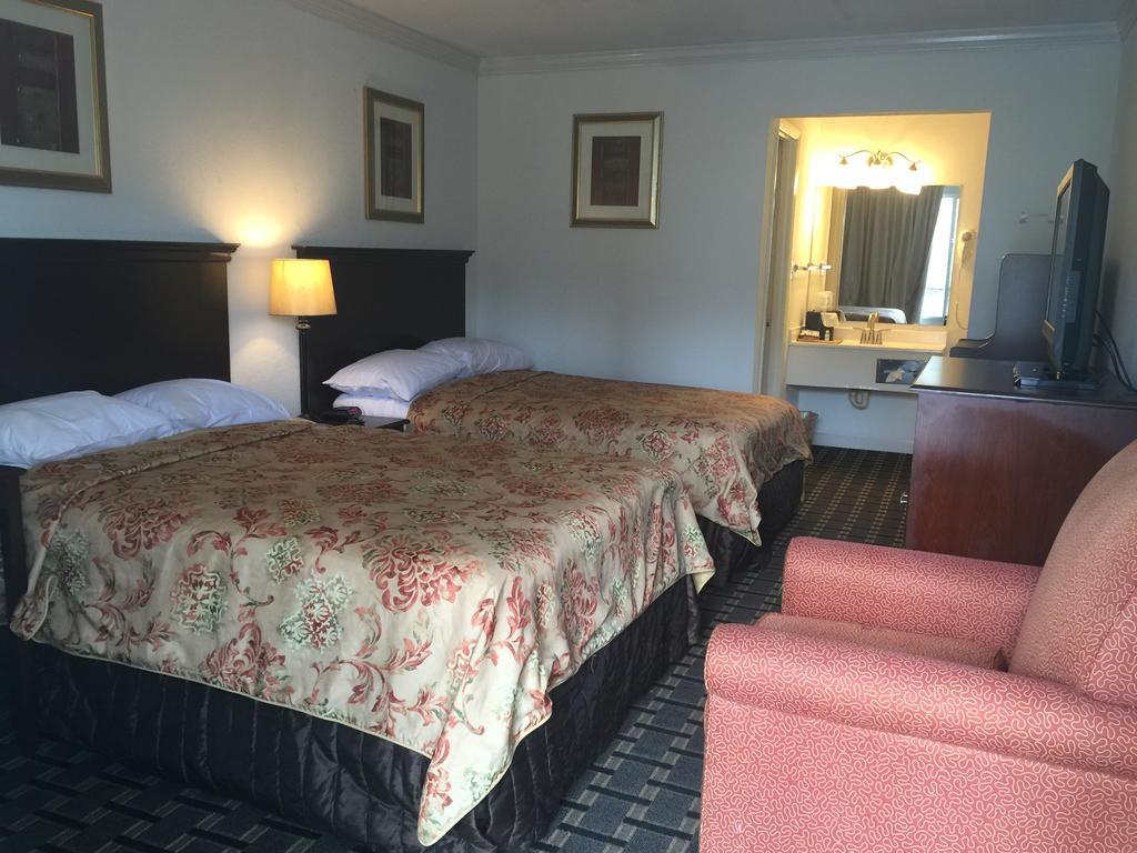Houston Inn And Suites Екстериор снимка