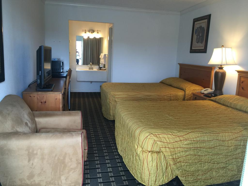 Houston Inn And Suites Екстериор снимка