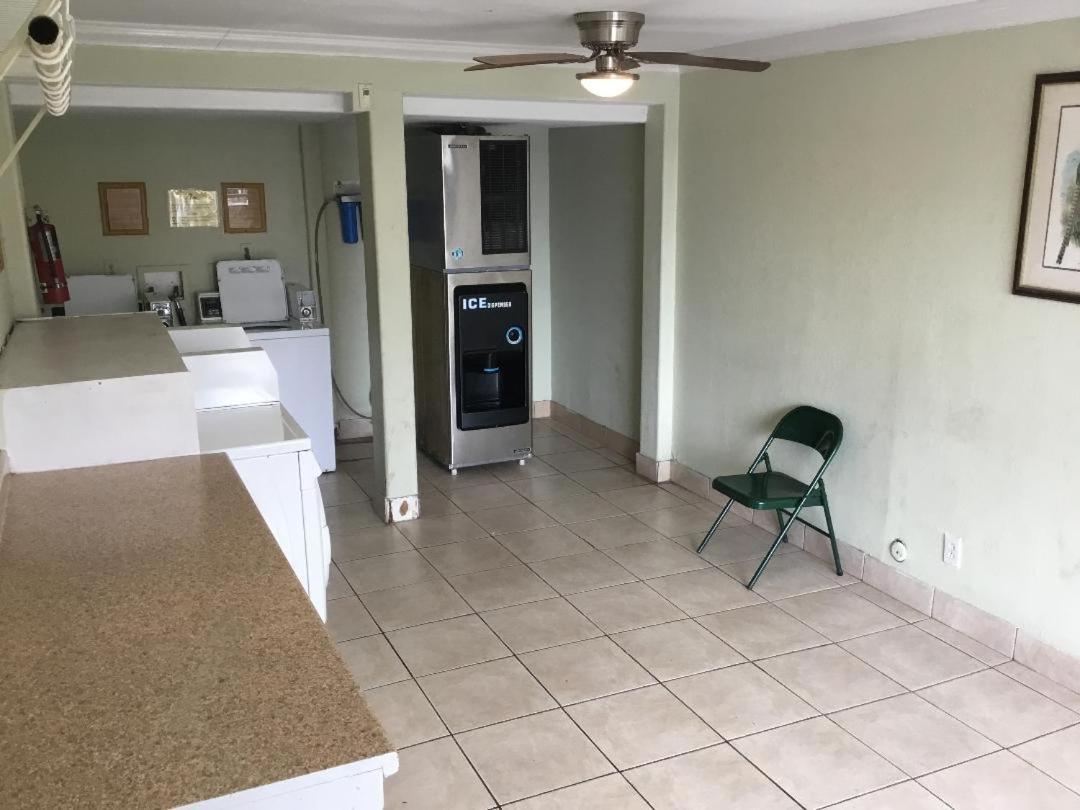 Houston Inn And Suites Екстериор снимка