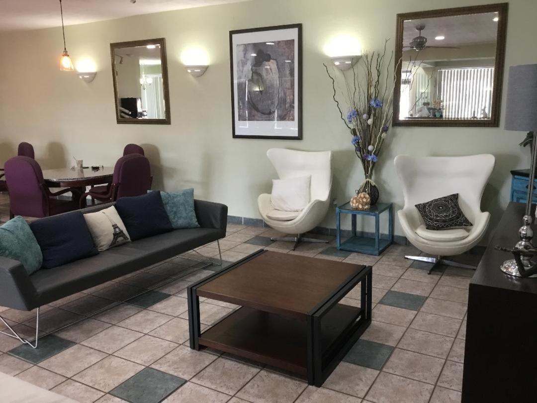 Houston Inn And Suites Екстериор снимка