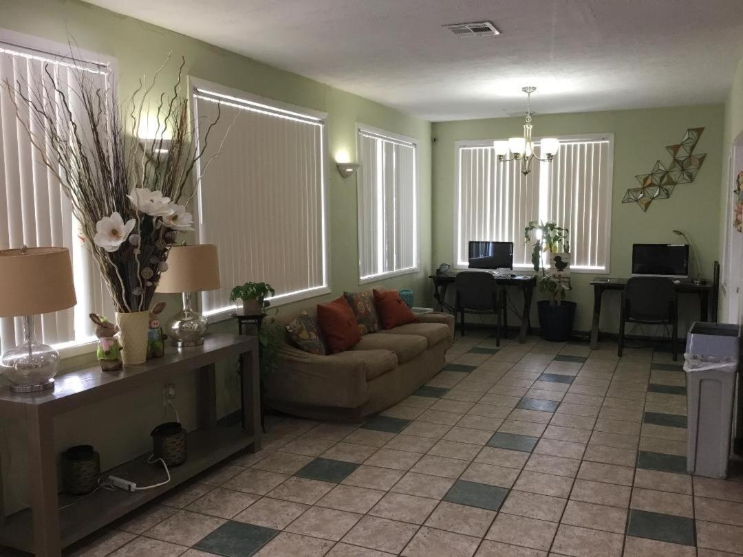 Houston Inn And Suites Екстериор снимка