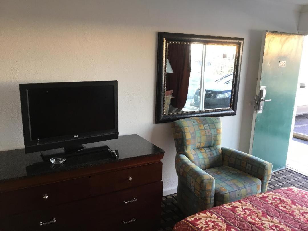 Houston Inn And Suites Екстериор снимка